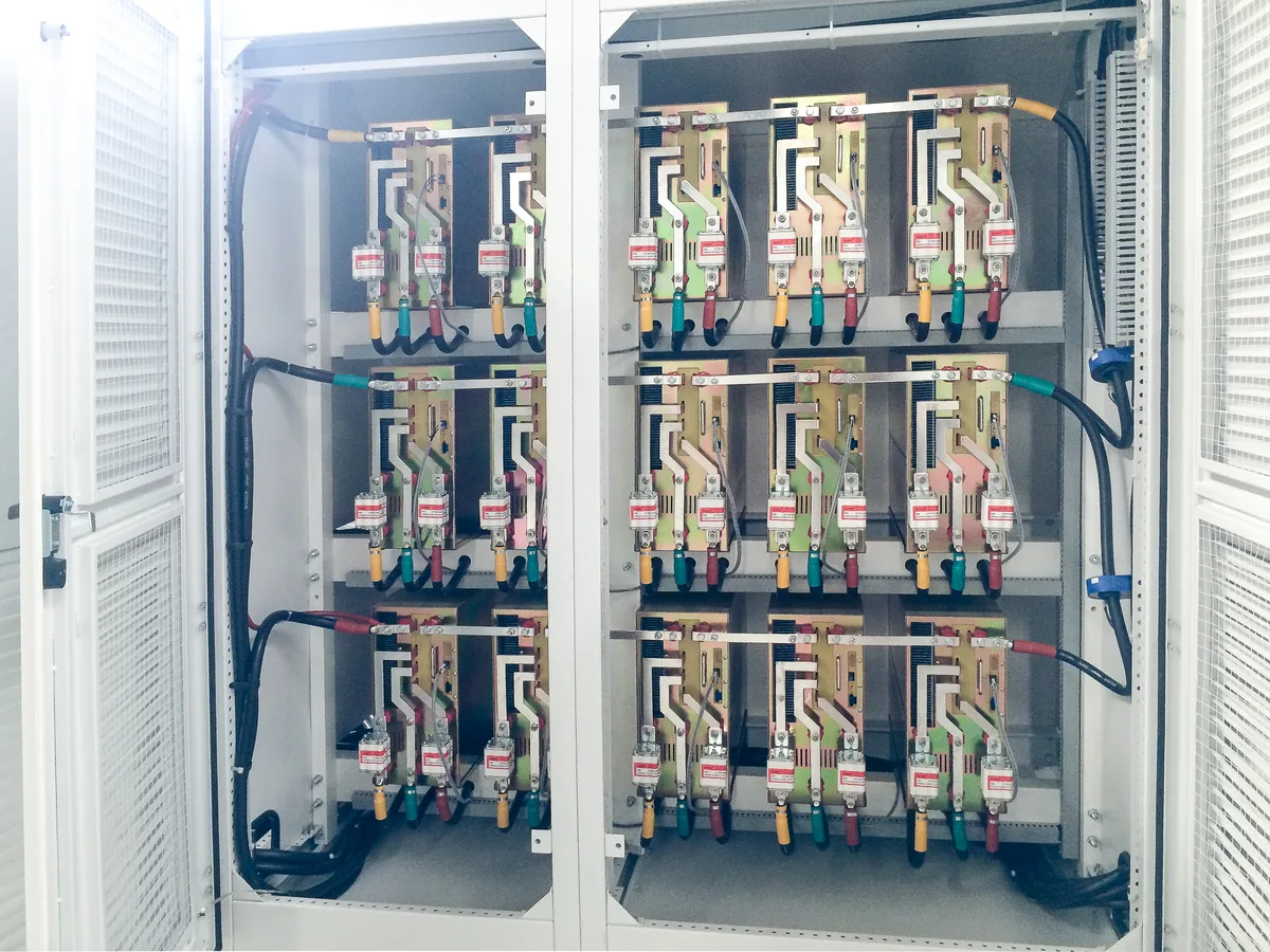 Cascaded H-bridge power cells with busbar connections inside VFD power cell cabinet