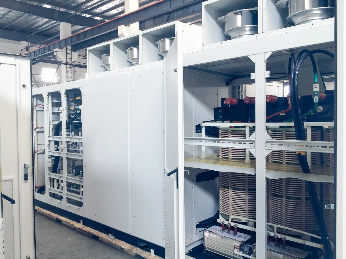 Medium-voltage variable frequency drive cabinet