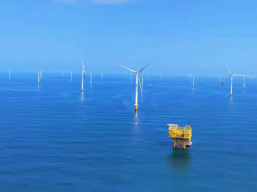 Offshore wind farm with turbines surrounding an offshore substation platform